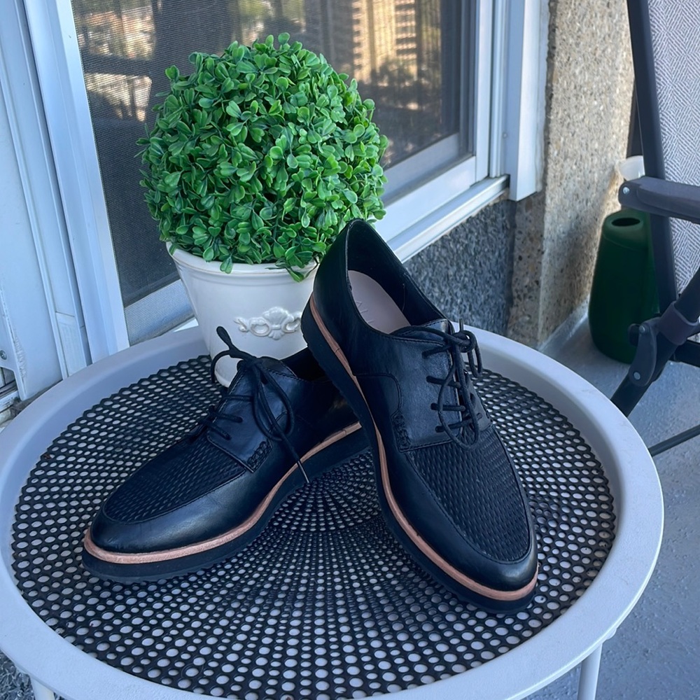 Aldo Gater Women US7. Black leather lace up orange sole accent. Mint condition.